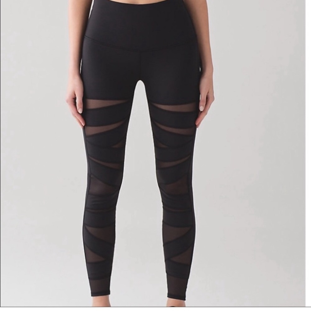 Size 6 Lululemon Wunder Under leggings with mesh stripes
